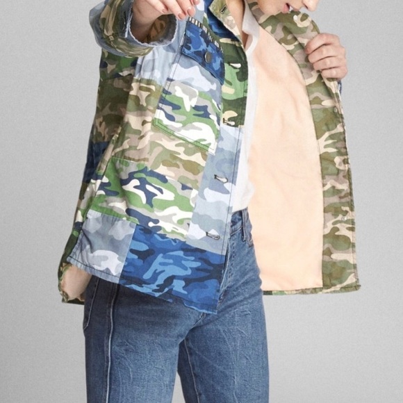 GAP Women's Multi-Colored Camo Jacket size Small - Picture 3 of 12